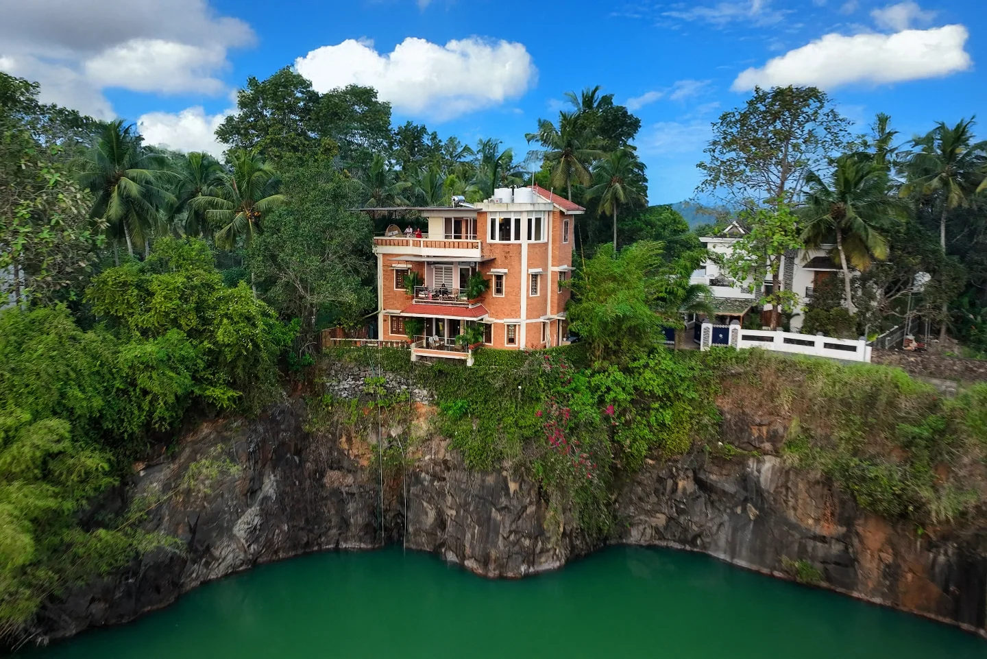 Casa, a three storey house above the green quarry lake